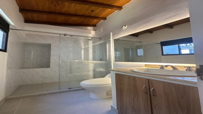 4 Bedrooms Bedrooms, ,2 BathroomsBathrooms,Apartment,For Sale,1186